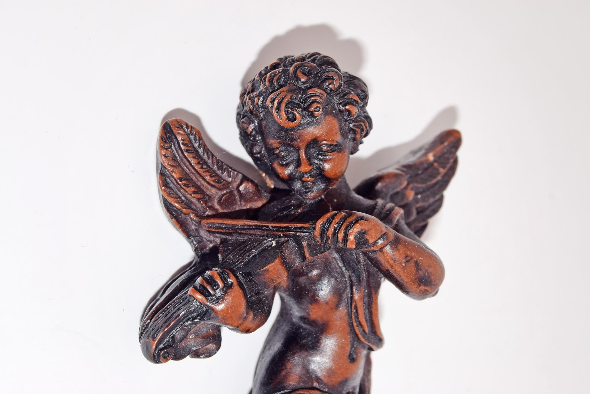 Vintage resin wall hanging cherub playing a violin | Religious decor | Rare find