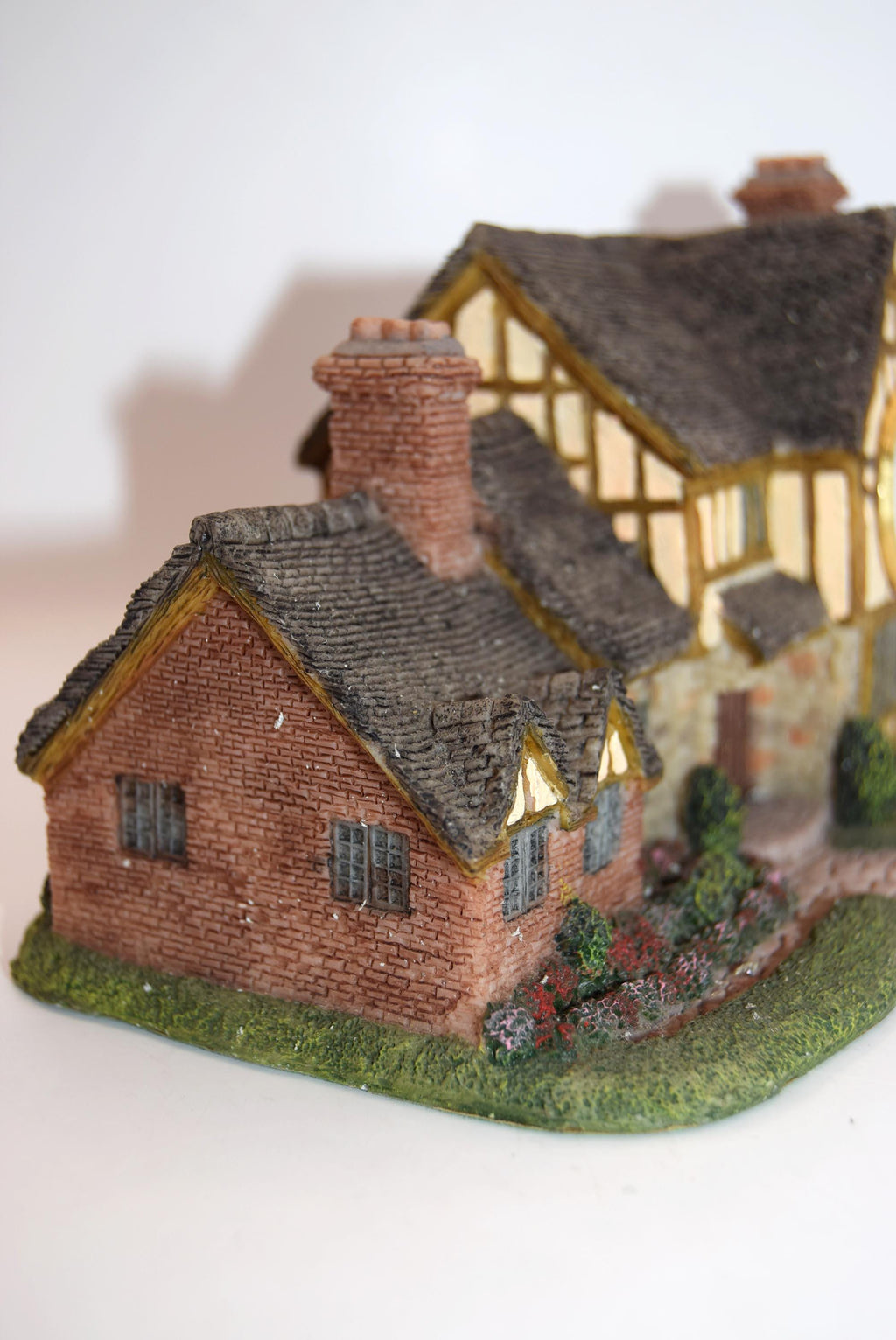 W. Widdop Country Cottage Clock: Vintage Ceramic Mantel Timepiece