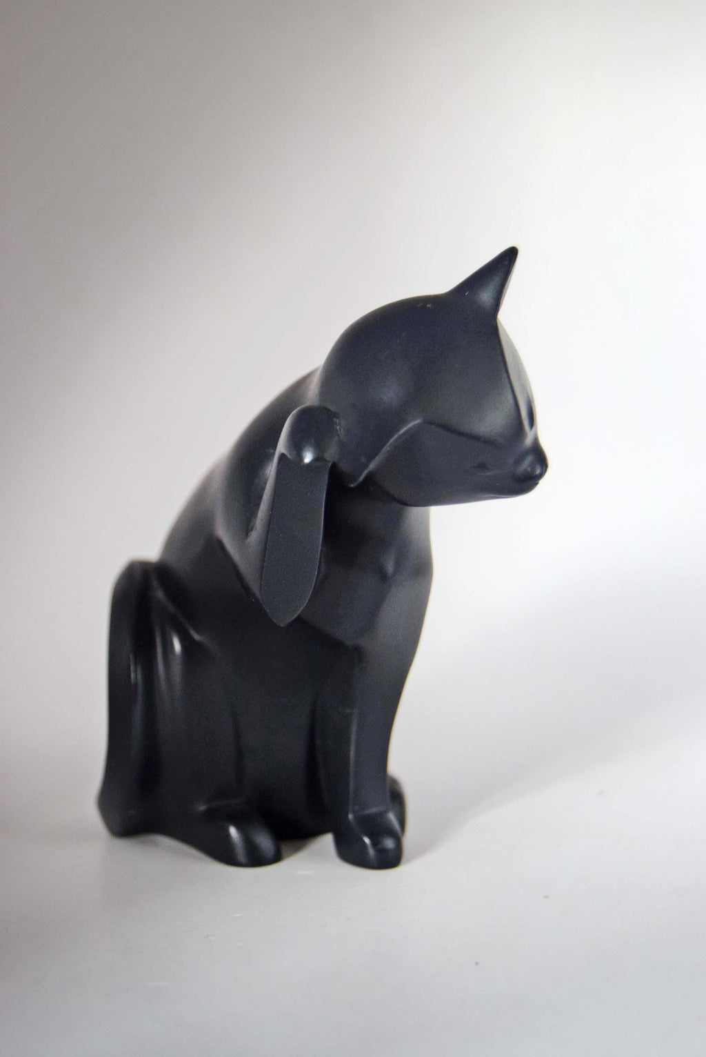 Coalport Cat Figurine, Black, Sprucing Up 2002 | Retired Collections | English ceramics