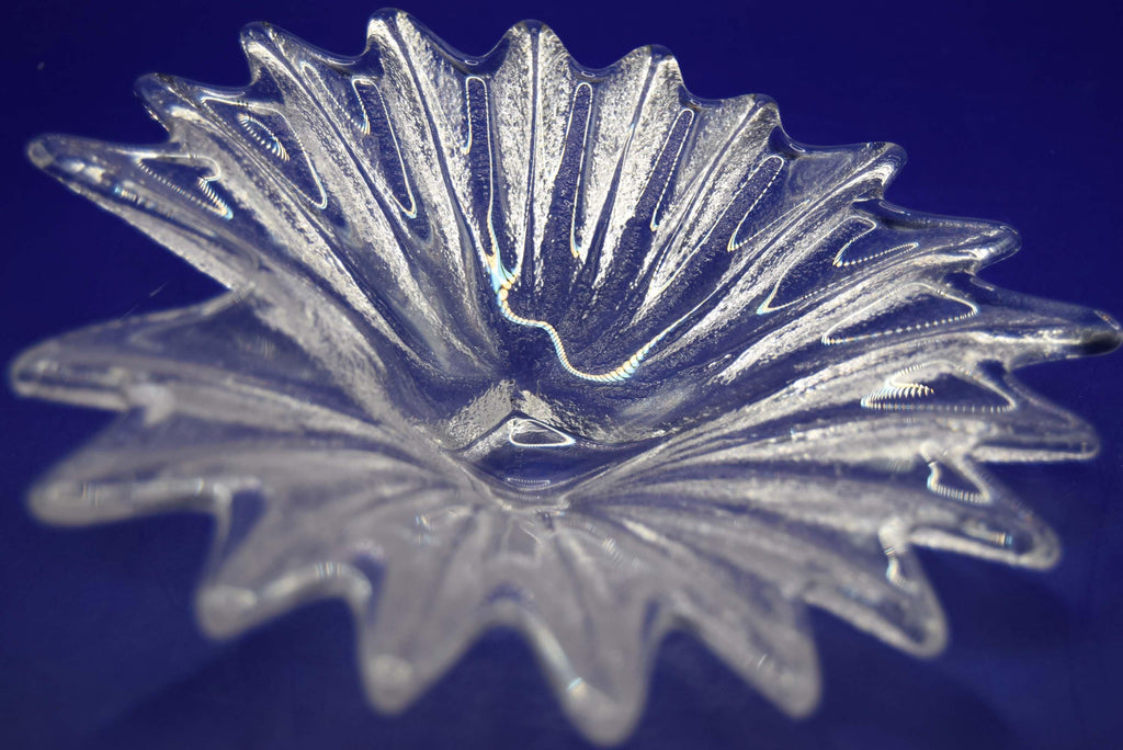 An exquisite example of late-period Dartington Glass. The palm bowl is designed by Anita Harris 
