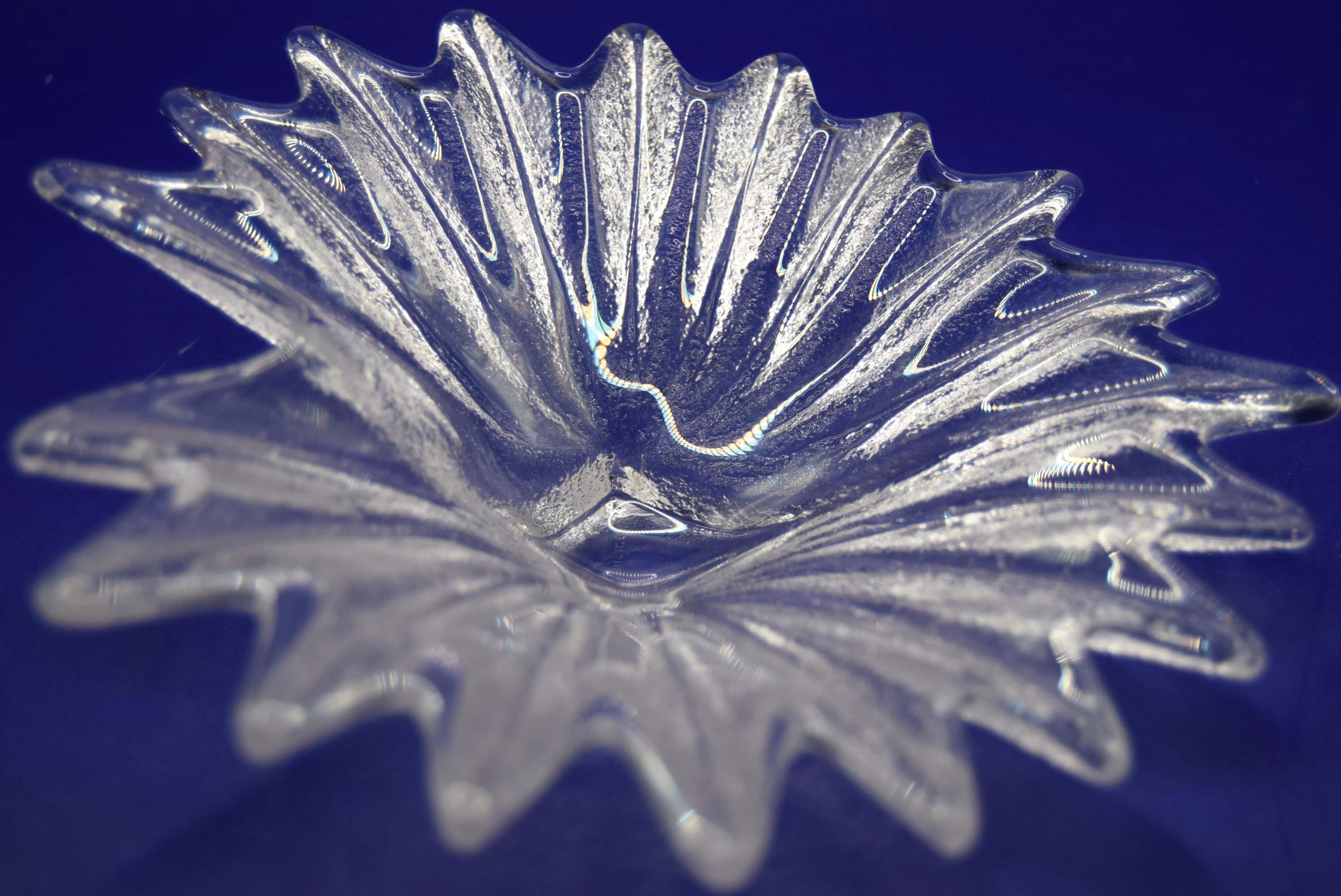 An exquisite example of late-period Dartington Glass. The palm bowl is designed by Anita Harris 