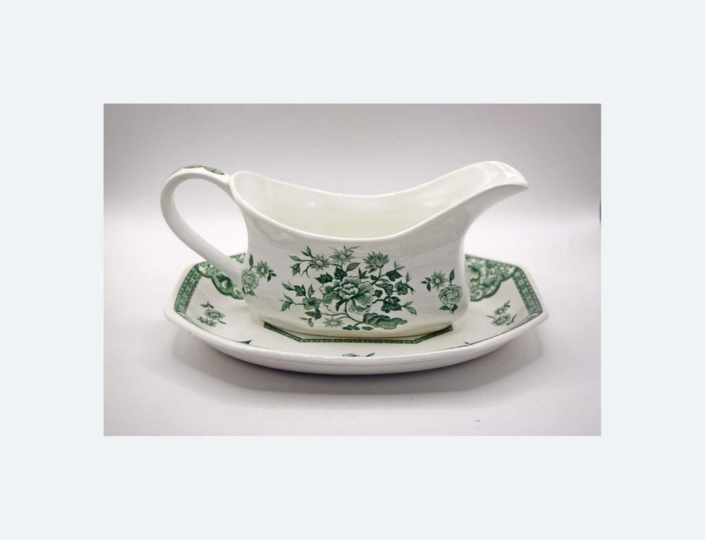 Beautiful vintage gravy/sauce boat and matching underplate. Featuring the iconic "Old Pekin" pattern by Royal Staffordshire (J&amp;G Meakin