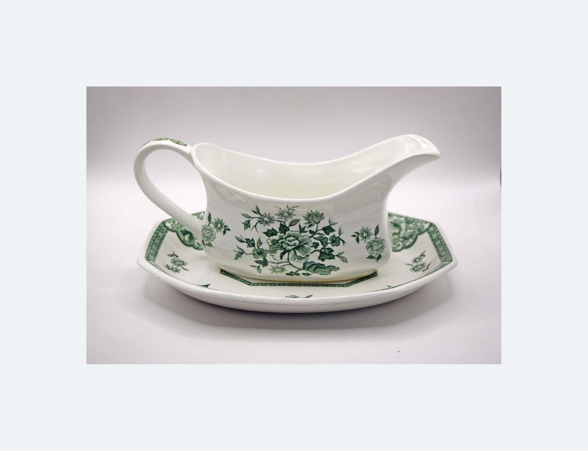 Beautiful vintage gravy/sauce boat and matching underplate. Featuring the iconic "Old Pekin" pattern by Royal Staffordshire (J&amp;G Meakin
