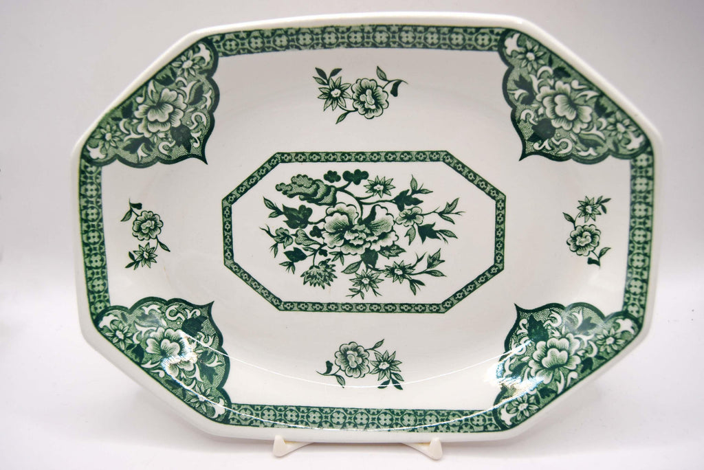 Beautiful vintage gravy/sauce boat and matching underplate. Featuring the iconic "Old Pekin" pattern by Royal Staffordshire (J&amp;G Meakin