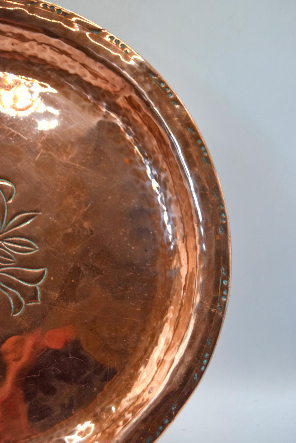 Beautiful Antique Arts &amp; Crafts Hand-Hammered Copper Plate / Tray by Hugh Wallis (c. 1900–1910)
This authentic British Arts and Crafts movement charger features the distinctive artisan work of renowned metalworker Hugh Wallis (1871–1943). 
