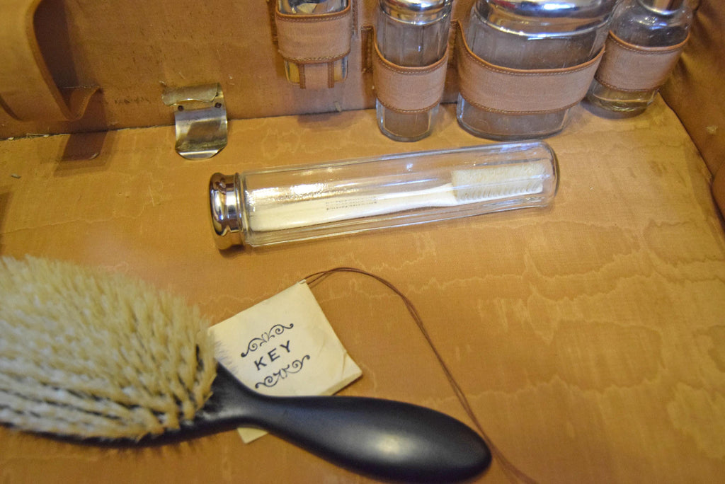 Edwardian Gentlemans Leather Vanity Case | Unmarked Shot Silk Lining | Fold Out Easel Mirror