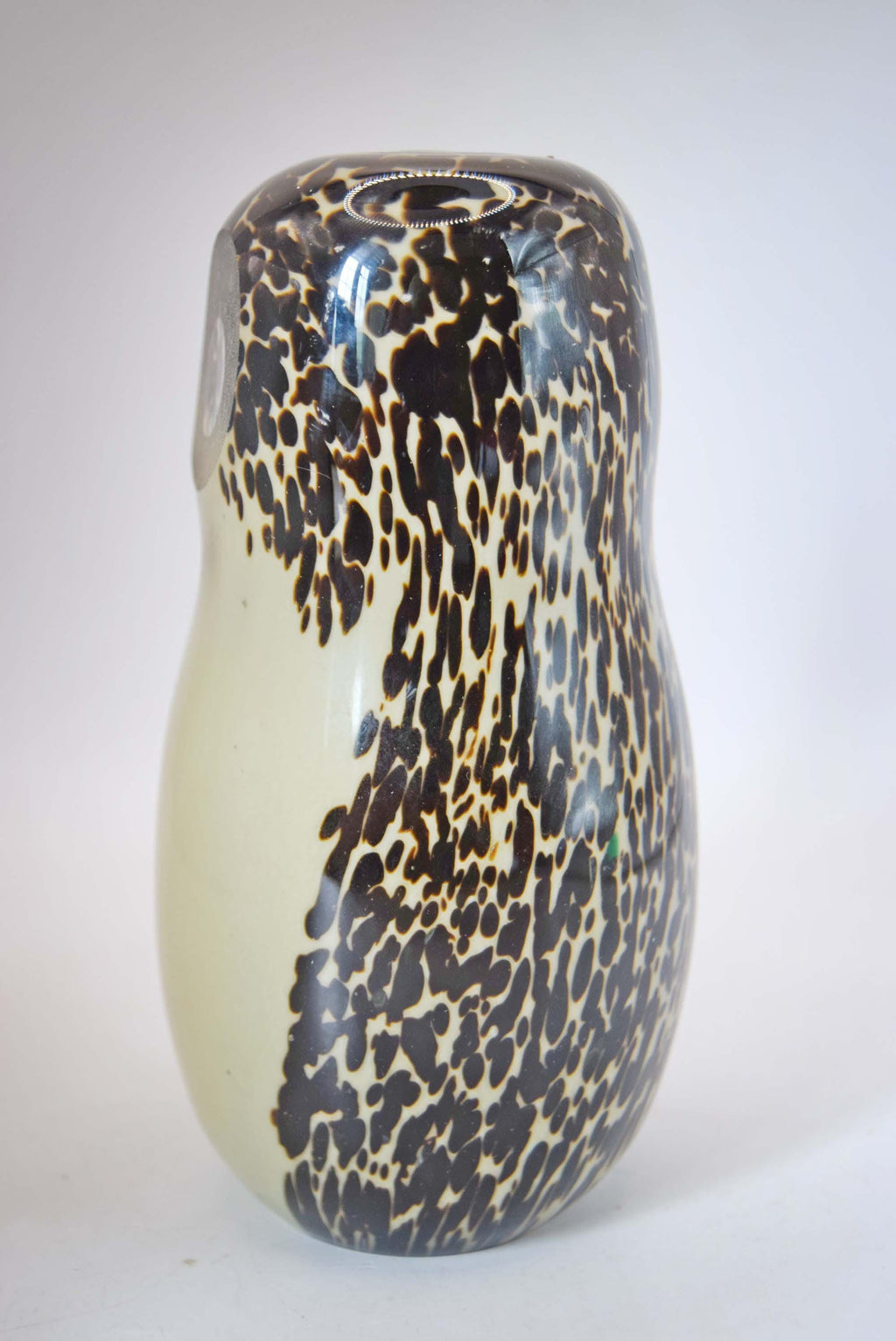 Beautiful, collectable vintage glass owl paperweight, designed by the renowned Ronald Stennett-Wilson for Wedgwood Glass in the 1970s.
Features:
* Classic mid-century stylized owl form.
* Gorgeous speckled/mottled brown and black pattern over a cream/beige cased glass body.
* Distinctive frosted, reverse-etched circular eyes.
* Solid, heavy art glass craftsmanship.