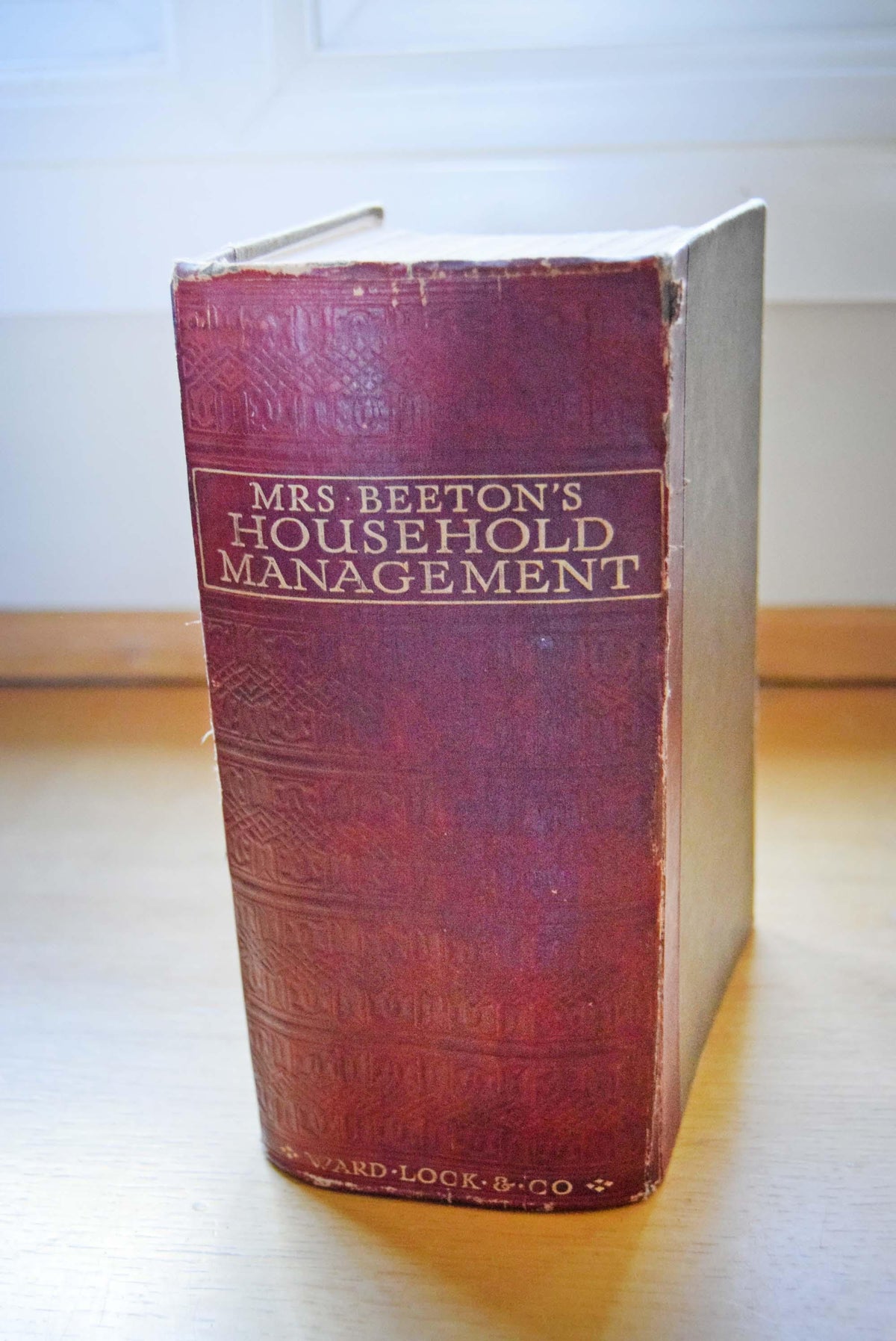 This is a highly sought-after 1923 edition of the quintessential British domestic guide. This specific edition marked a major historical milestone, heavily adapting recipes and household instructions for the post-WWI era—introducing early sections on labor-saving appliances and adapting to a world with fewer domestic servants. It features approximately 1,680 pages, beautiful vibrant color plates, and hundreds of black-and-white illustrations.